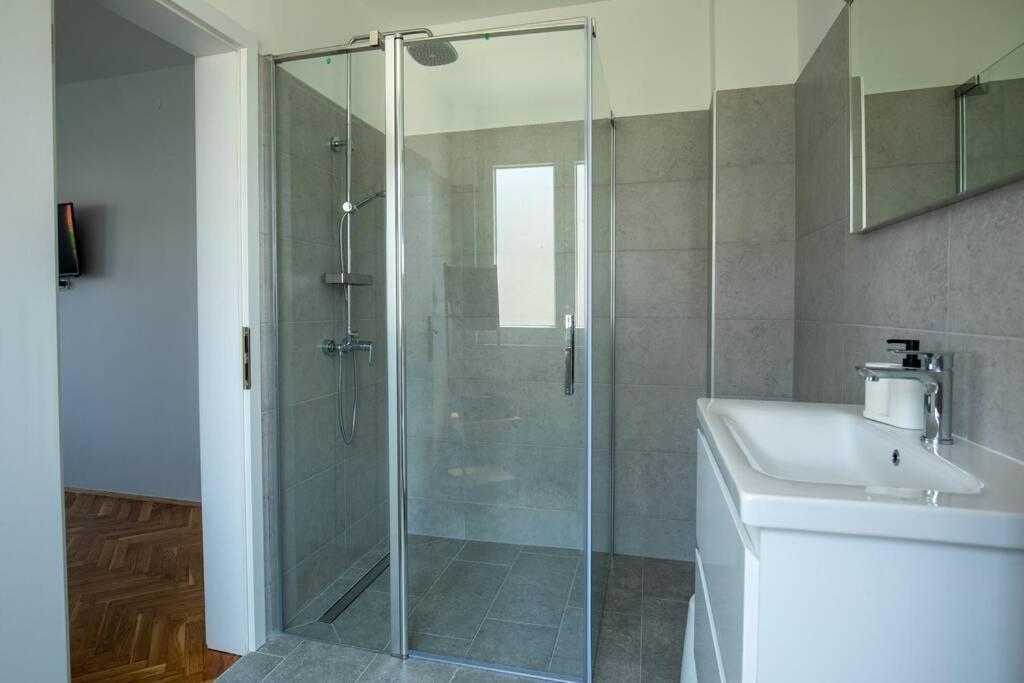 Flora Relax House, Free Parking Villa เปโรย ภายนอก รูปภาพ