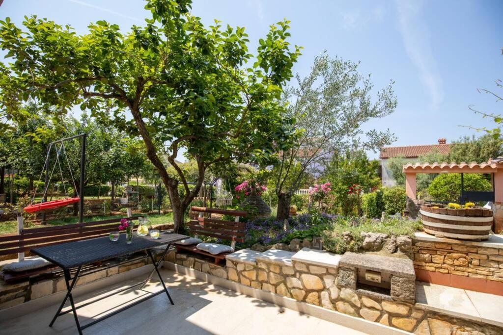 Flora Relax House, Free Parking Villa เปโรย ภายนอก รูปภาพ