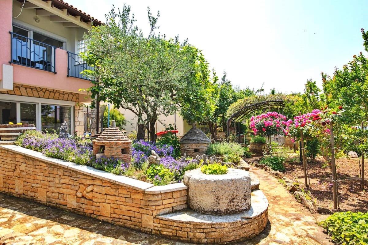 Flora Relax House, Free Parking Villa เปโรย ภายนอก รูปภาพ