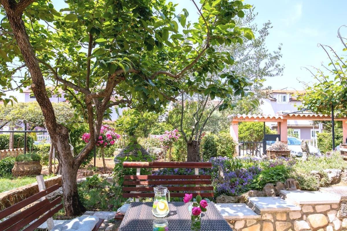 Flora Relax House, Free Parking Villa เปโรย ภายนอก รูปภาพ